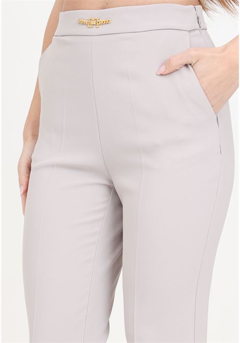 Pantaloni da donna grigio perla con dettaglio metallo e logo ELISABETTA FRANCHI | PA02741E2155